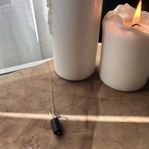Colgante de Turmalina Negra y Vela Ritualizada: El Escudo de Protección y Transmutación