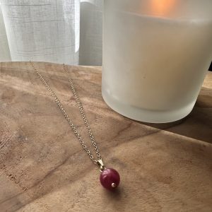 Colgante Jaspe Frambuesa: Amuleto de Vitalidad & Decisión